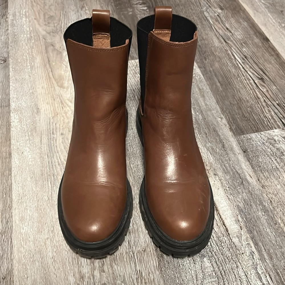 Madewell Pull-On Chelsea Lugsole Boots in Stable Brown